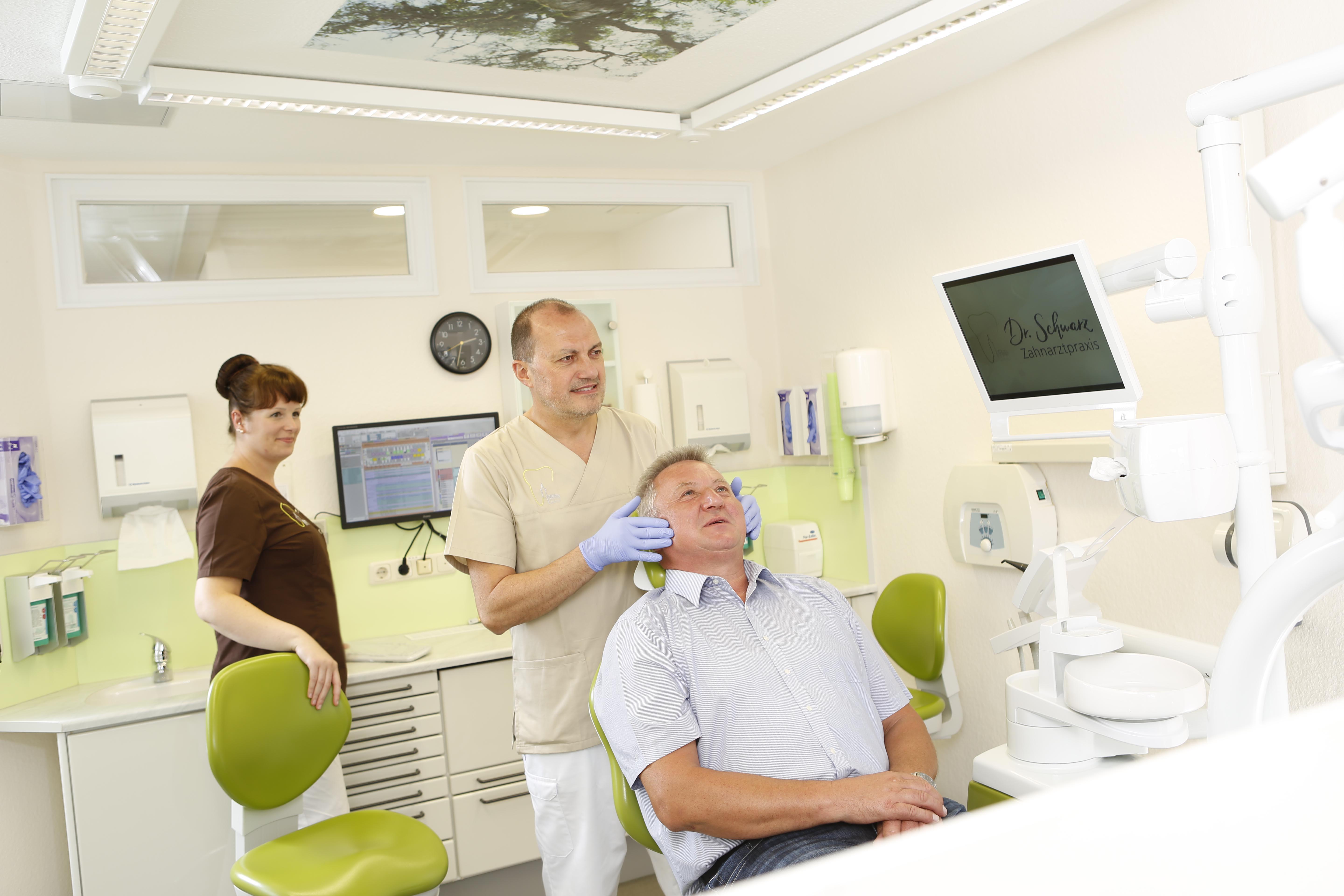Behandlung von Kiefergelenkbeschwerden in der Zahnarztpraxis Dr. Schwarz in Erfurt